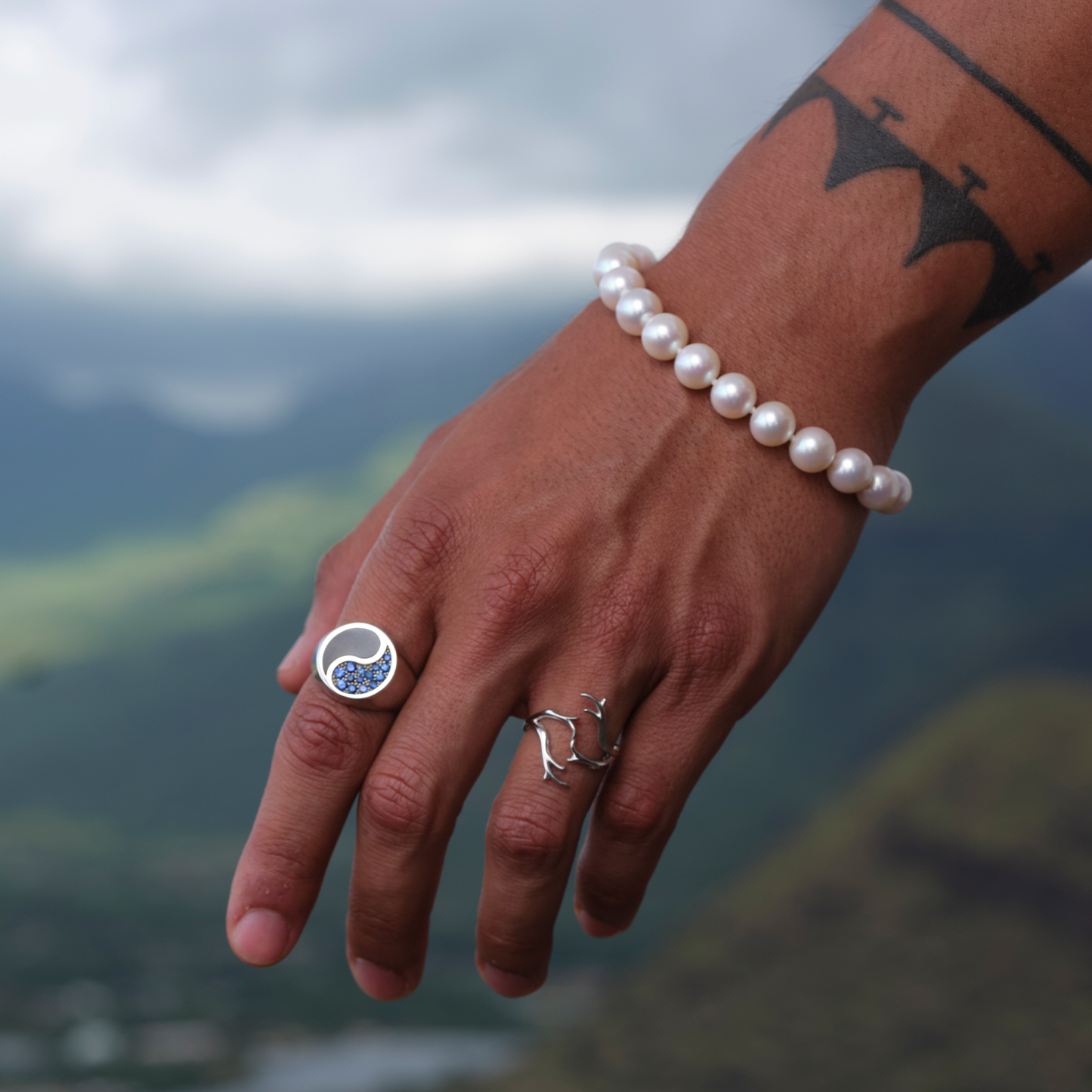 7.5-9" Adjustable White Freshwater Pearl Bracelet in Gold - 9-10mm