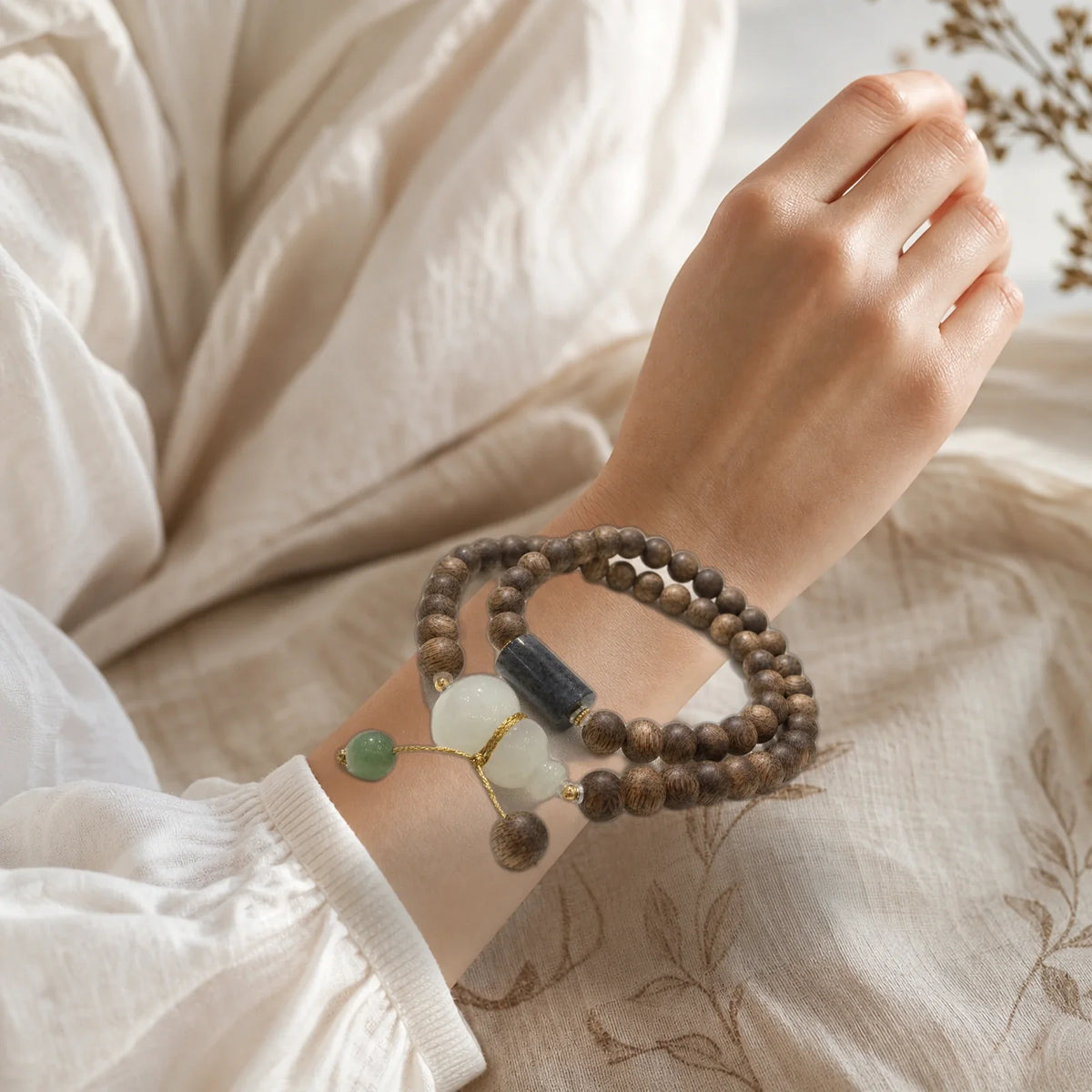 Kynam agarwood Hetian jade gourd bracelet worn on wrist